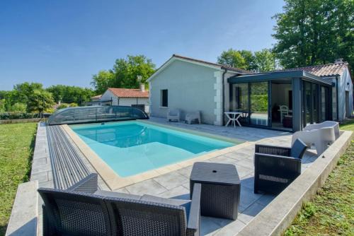 Puymoyen Villa | La belle escapade-6 personnes- piscine