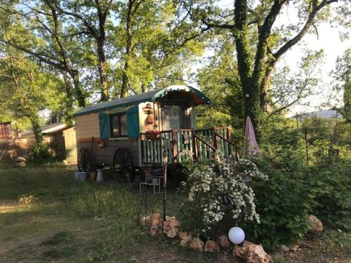 Saint-Paul-en-Foret House | "la brindille" Roulotte Tzigane de charme Hébergement Insolite