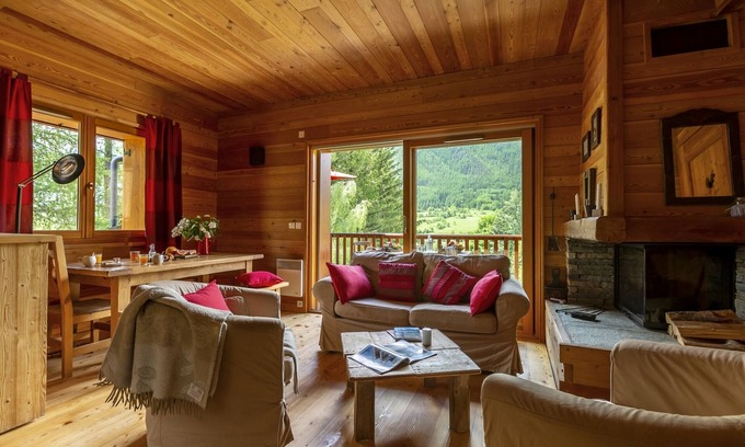 Monetier-les-Bains Apartment | La Cabane of Serre Chevalier, chalet spirit, in Le Monêtier-les-Bains town