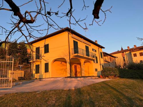 Colle Brianza Apartment | La Casa Gialla