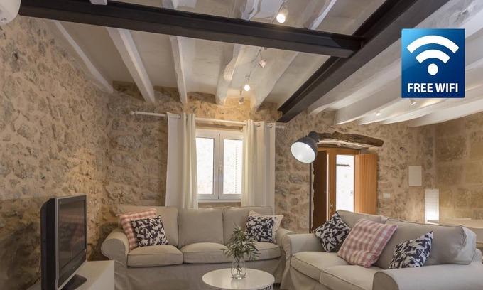 Pollensa Cottage | La Casa Vella Mallorcan character in the historic Pollensa WIFI