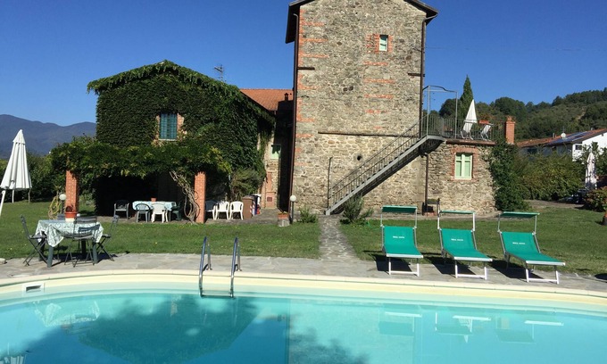 Filattiera Villa | La Casatorre di Ponticello. Casale di campagna con ampio giardino e piscina