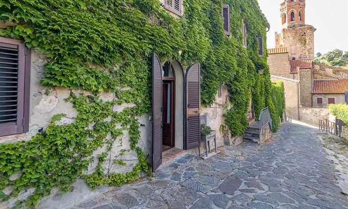 Castiglione della Pescaia Apartment | La Casina di Rosi vivere nellantico borgo