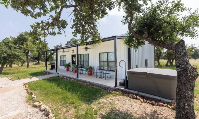 Fredericksburg Cabin | La Casita: Hot-tub & Firepit, 15 min to Fred!