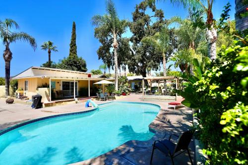 Lake Elsinore House | La Casita Poolside Retreat