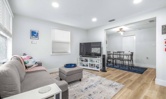 North Tampa House | La Casita – Stay for 6 Guests