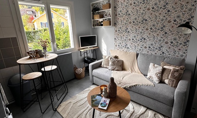 Lons-le-Saunier Apartment | La chambre de Sophie Studio with garage in quiet location near town center