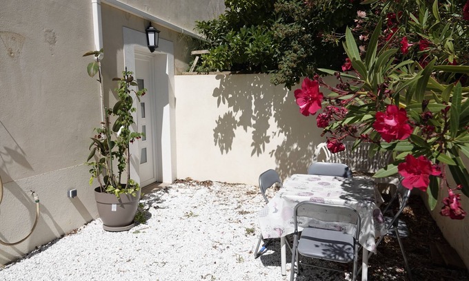 Villeveyrac Apartment | La Cigale- Air-conditioned - Close to the sea - Quiet