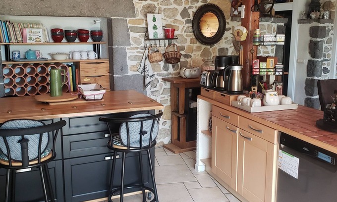 Mirefleurs House | La Dorlotte charming house swimming pool 6 pers Mirefleurs near Clermont-Frd