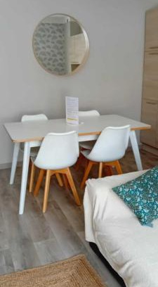 Falaise Apartment | La Falaisienne - Appartement pour 4 au cœur de Falaise - "Larès"