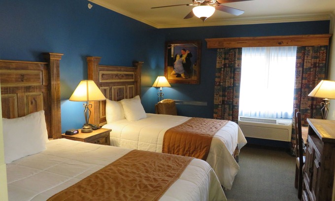 Near East Side Hotel | La Hacienda near Alamodome & Riverwalk