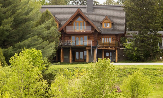 Sainte-Marie Cabin | La maison en bois rond vous offre des chambres majestueuses à couper le souffle.