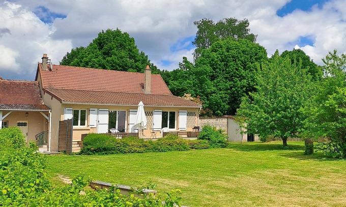 Ravieres House | La Maison et son jardin sur le Canal de Bourgogne