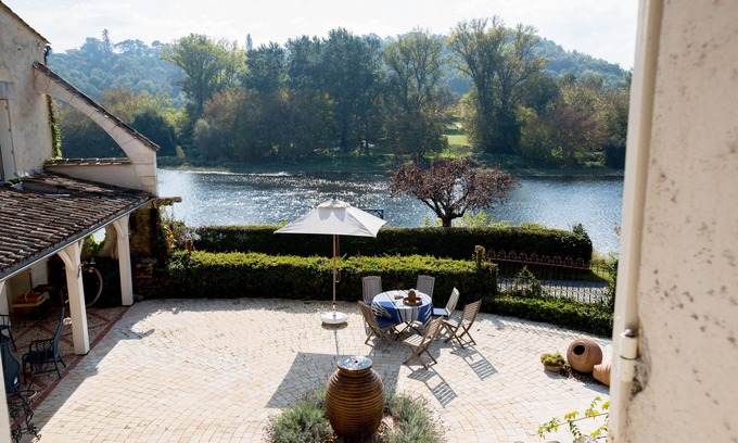 Saint-Seurin-de-Prats House | La Maison de la Rivière, a fabulous view of the Dordogne River