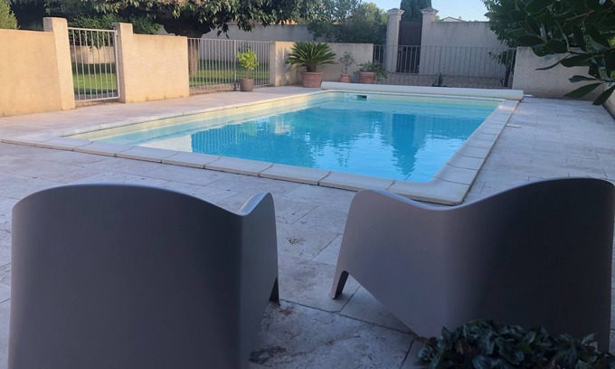 Senas Apartment | La Maisonnette de Line located between Alpilles and Lubéron.
