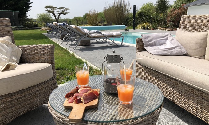 Le Thou Bed & Breakfast | LA MAISONNETTE DU BOIS ALAIN ET NATHALIE (rooms for 4 people)