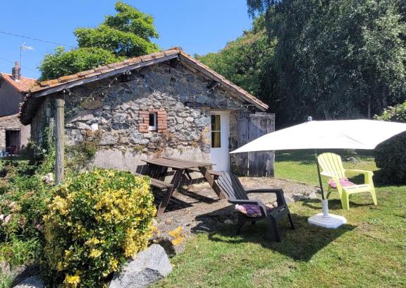 Le Breuil-Bernard Bed & Breakfast | La maisonnette