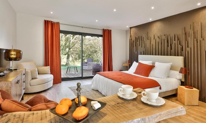 Saint-Martin-des-Combes Bed & Breakfast | La Mandrélie