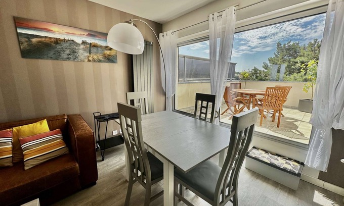 Bernieres-sur-Mer Apartment | La mouette rieuse, terrace, sea view, beach access