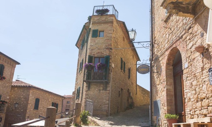 Casale Marittimo House | La Nave