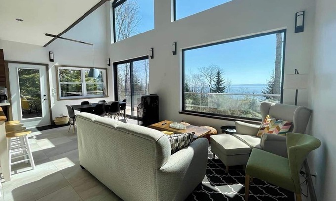 Petite-Riviere-Saint-Francois Ski Chalet | La p'tite ferme - BSP side, view, spa & pool table