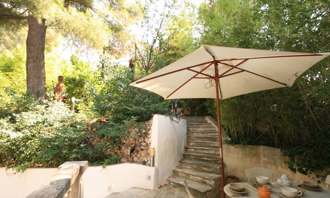 La Panouse House | La Panouse Petite Maison in its green setting