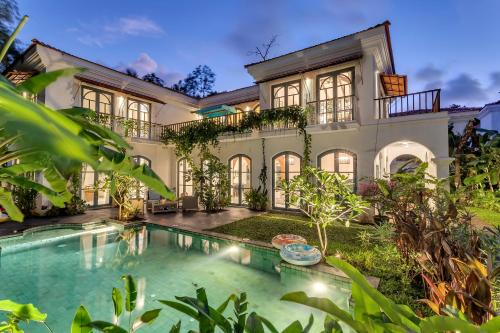 Vagator Villa | La Pasado, Huge 4 BHK villa with Large Private Pool & Garden, in Assagao, Complimentary Breakfast, full time caretaker, Bathtub, ideal for large groups