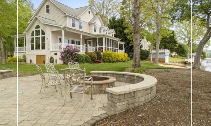 Bethlehem House | La Peninsule Scenic Home within a quiet neighborhood