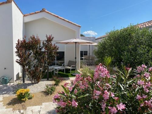 Saint-Gilles-Croix-de-Vie House | La petite maison zone coulée verte menant a l'océan