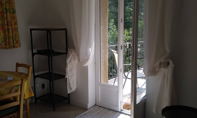 Reynes Apartment | La Petite Grange 1-bed apartment with sunny terrace. Pool & Garden