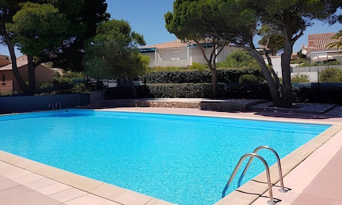 Foulquines Apartment | La Pinède Beach . Beautiful sea and Pyrenees view, quiet with swimming pool and parking
