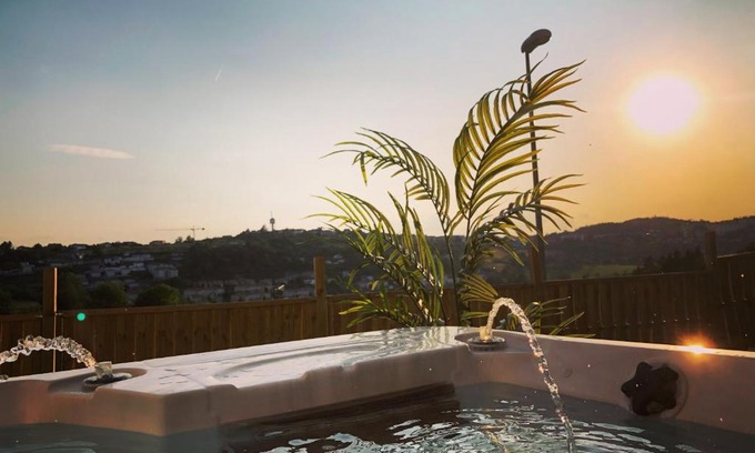 Saint-Genest-Lerpt House | La pomme d’amour