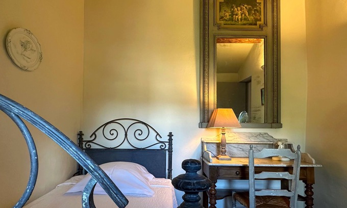 Vacqueyras Apartment | La Ponche - Beige Room