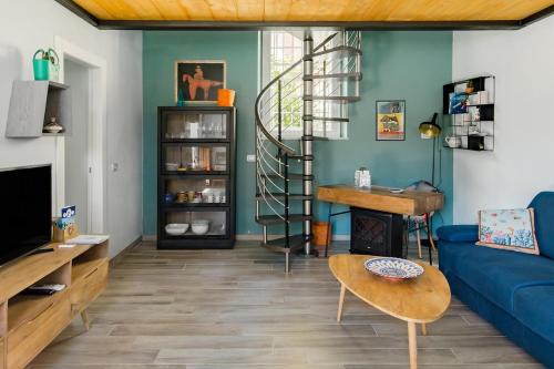 Cadimare House | La Posta Di Cadimare - Chill in the Mezzanine Bedroom at a Former Post Office