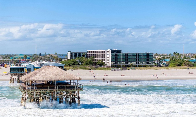 Avon By The Sea Hotel | La Quinta Inn & Suites by Wyndham Cocoa Beach Oceanfront