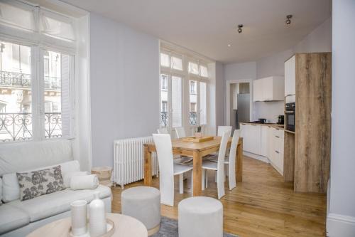 Orleans Apartment | La Rotonde - Vue sur Place du Martroi Orléans - Climatisation - 5 pers - Hypercentre