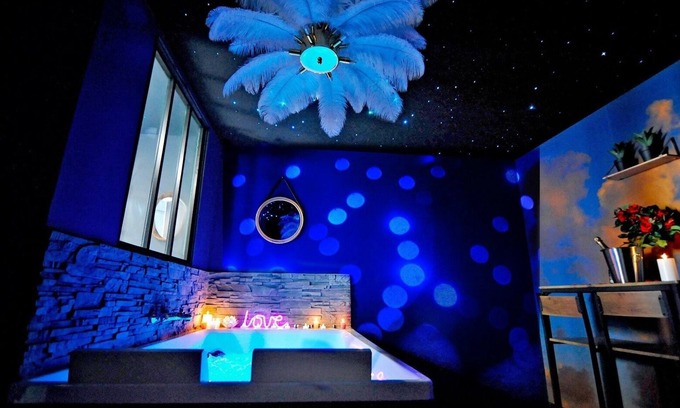 Bourgoin-Jallieu Apartment | La Suite 7ième ciel étoilé/Private XXL spa/High-speed Internet/2 min center