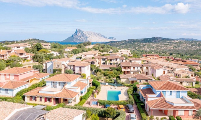 Monte Petrosu Apartment | La Tartaruga three-room apartment sleeps 4 in facility with swimming pool