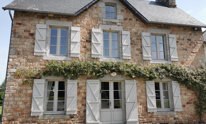 Saint-Pierre-Langers House | La Vallée