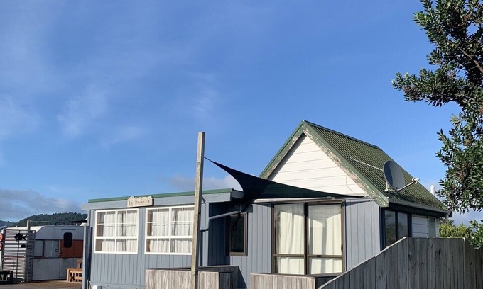 Matarangi Cabin | La Veranda-a lovely little bach