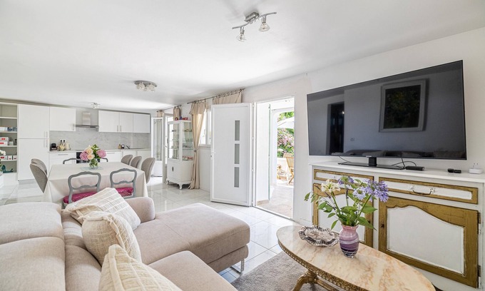Cannes City Centre Villa | La Villa des Fleurs duplex avec jardin et piscine