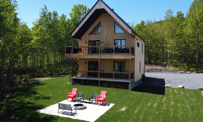 Coaticook Ski Chalet | La Villa Foresta Minimalist Scandinavian Chalet with amazing mountain views