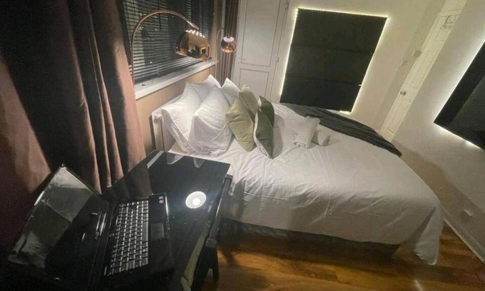 Manchester House | LA1 Hotel Themed Room 65 inch TV Free parking own fridge with park view