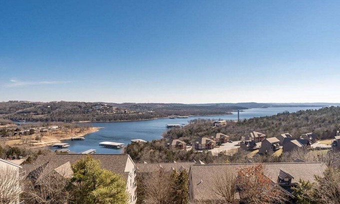 Indian Point Condo | Labor Day Open, Free Tix,Close to Branson & Silver Dollar City, WIFI