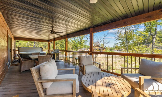 Branson Cabin | Labor Day Open-Private Hot Tub-Cozy Fireplace-Free Daily Attraction Tickets-Close to Top of the Rock