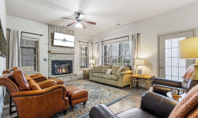Branson West House | Labor Day Open, Stonebridge Townhouse near SDC w Free Tickets-Screened In Porch-OnSite Golf Course