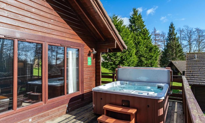Newton Stewart Ski Chalet | Lady Galloway 28 with Hot Tub
