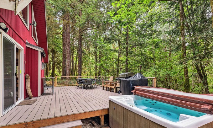 Baring Cabin | Ladybug Landing - Creekside w/ hot tub, pet friendly