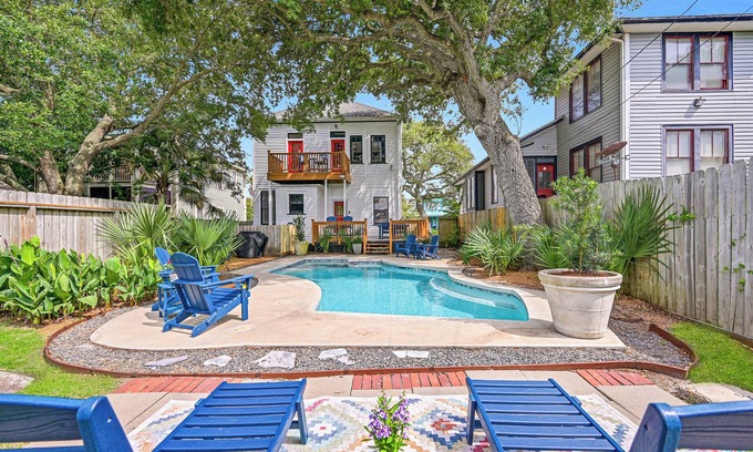 Galveston House | Lafittes Lookout-Huge Pool-HotTub-Fire Pit BBQ!