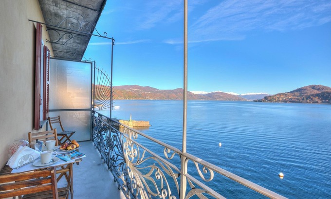 Arona Apartment | Lago Magico Pied Dans L' Eau